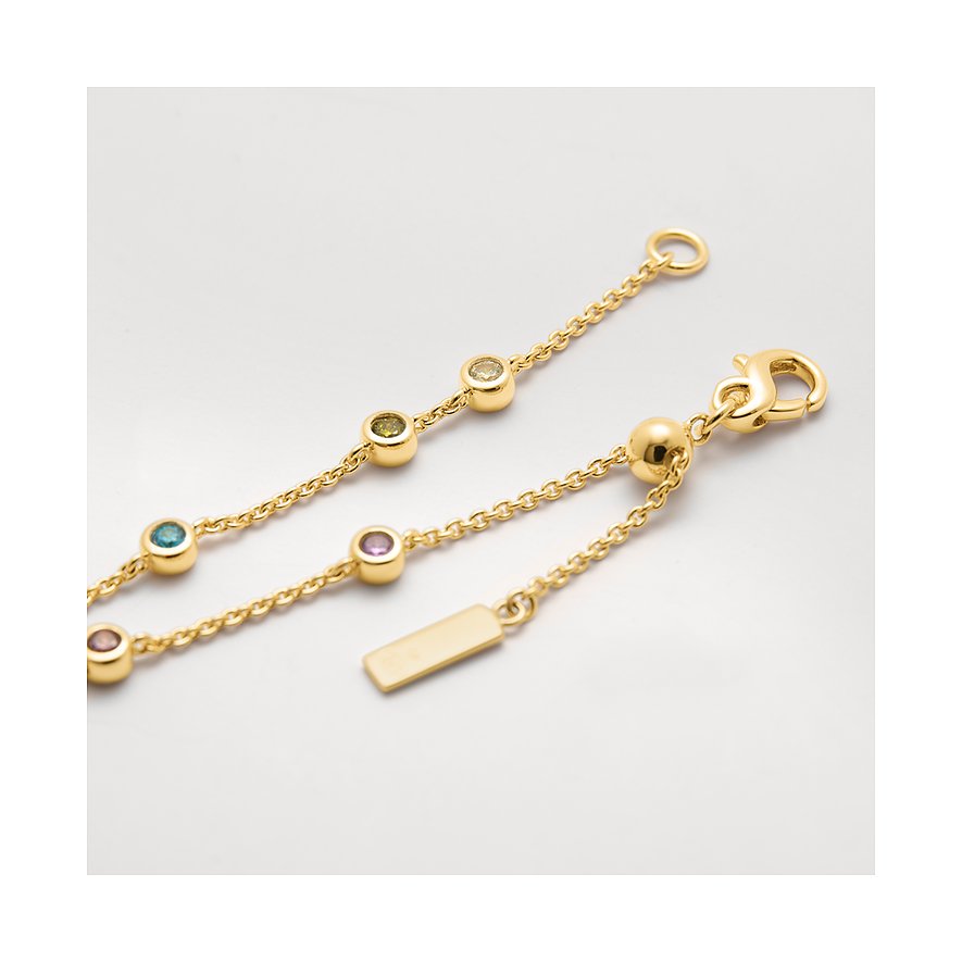 Nahaufnahme eines JETTE Armbands aus recyceltem, vergoldetem 925er Silber mit bunten Zirkonia-Farbsteinen.