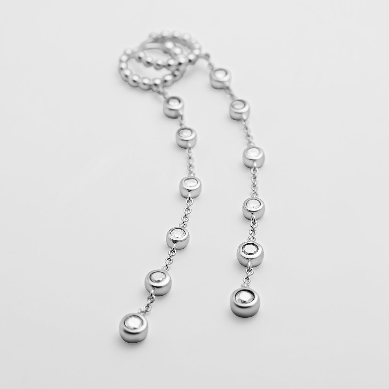 JETTE Ohrhänger aus 925er recyceltem Silber mit Zirkonia.