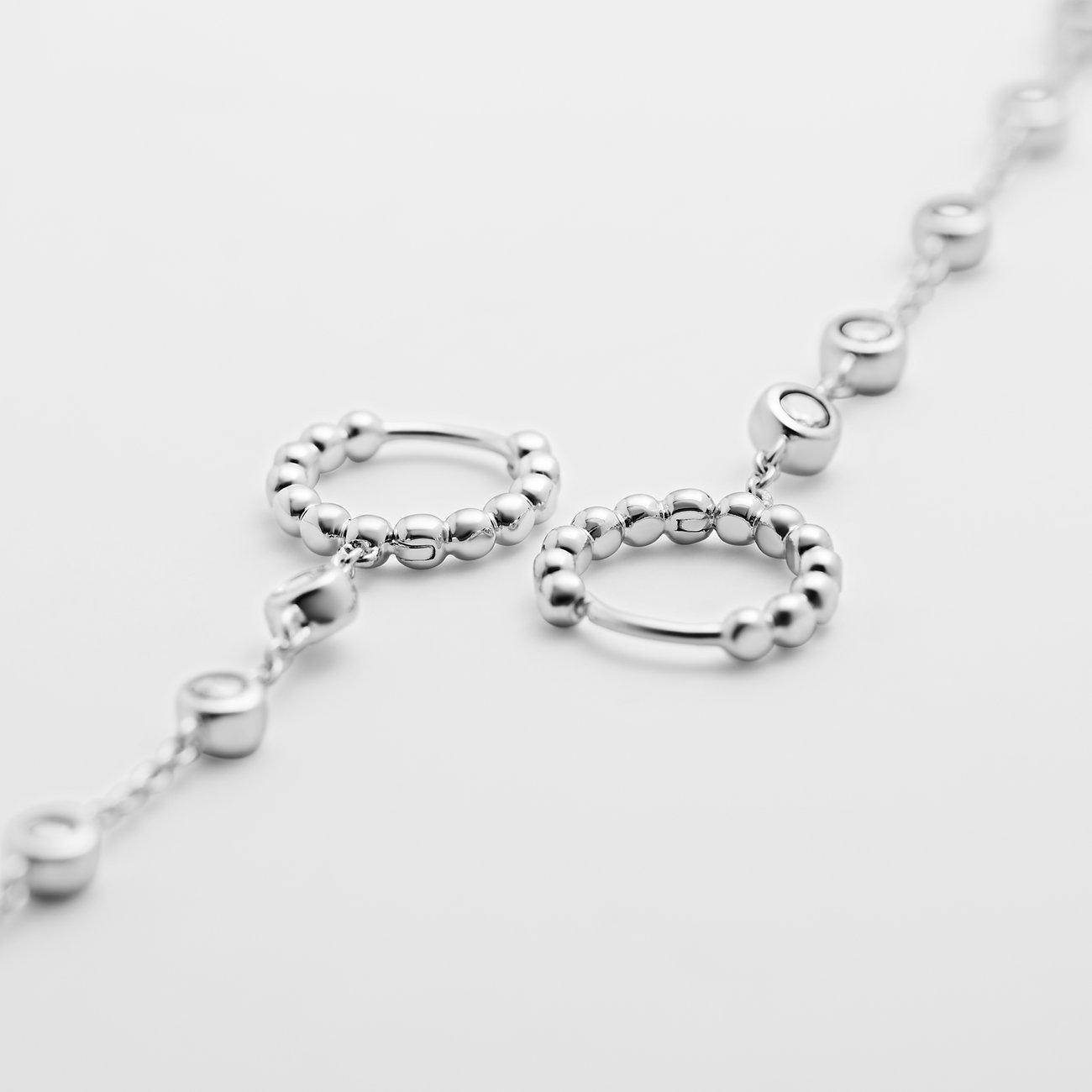 JETTE Creolen aus 925er recyceltem Silber mit Zirkonia.