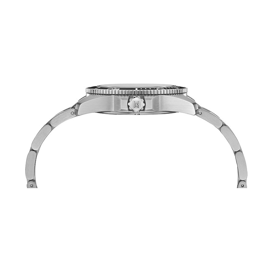 Certina Herrenuhr aus Edelstahl mit gerändelter Lünette und silbernem Armband.