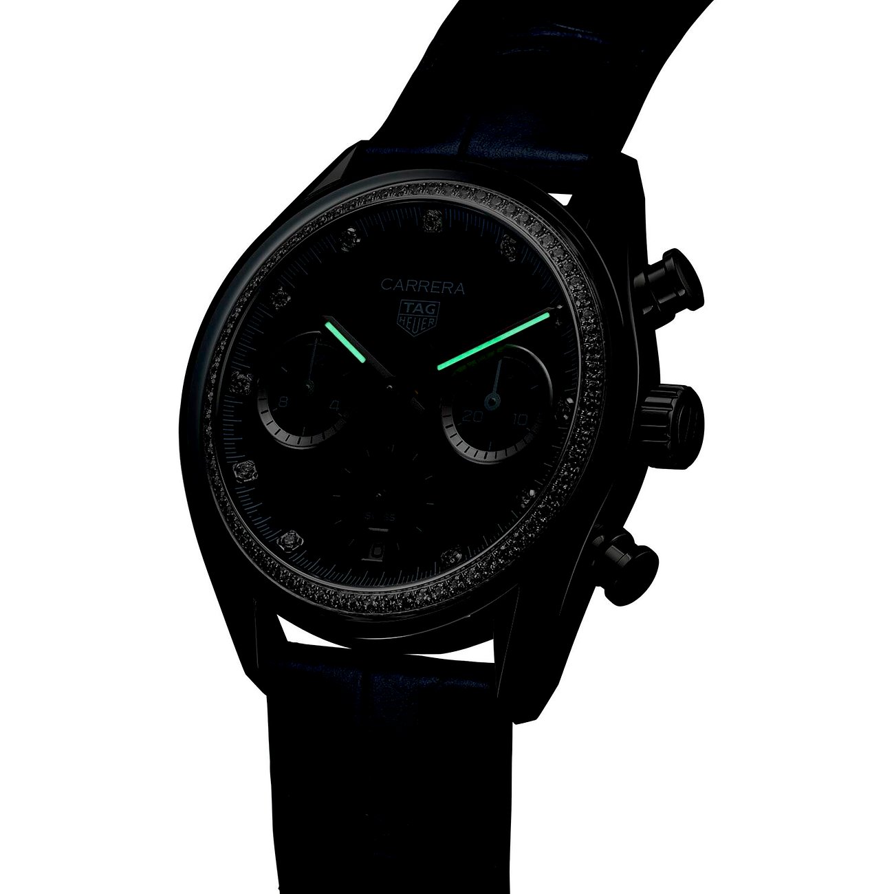 Dunkles, leicht schräges Freistellerbild einer TAG Heuer Damenuhr aus Edelstahl mit leuchtenden Zeigern.