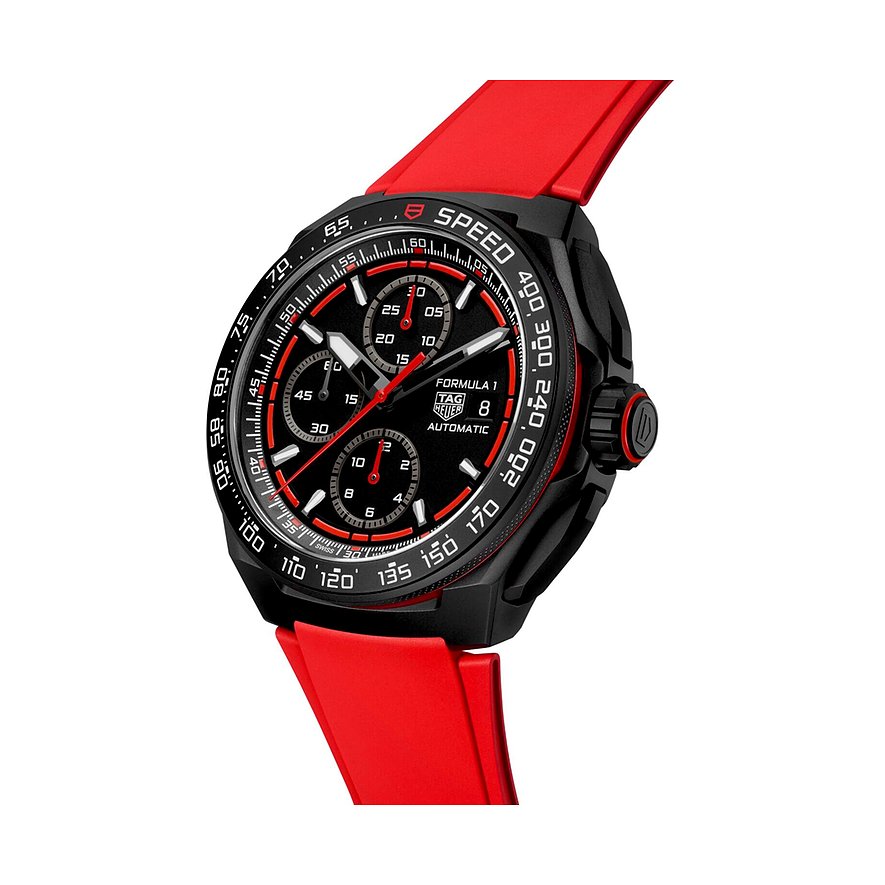 TAG Heuer Herrenuhr mit Titan-Gehäuse, analog, schwarzes Zifferblatt, rote Akzente.