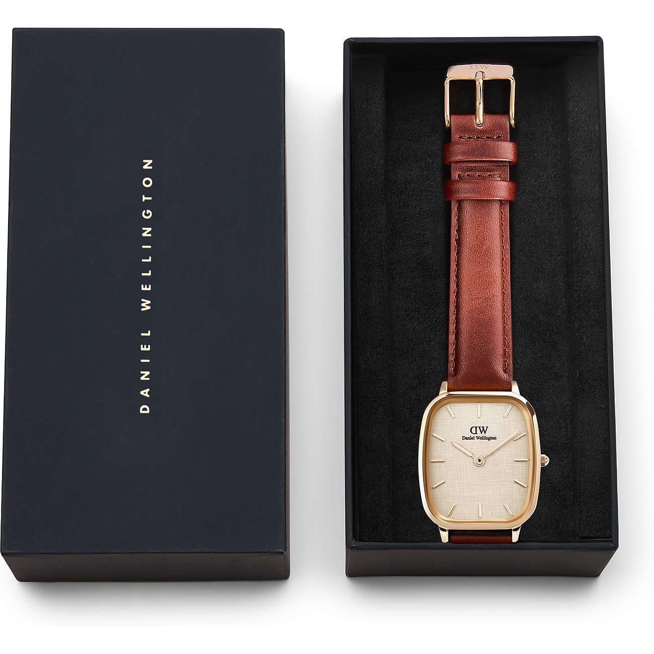 Daniel Wellington Herrenuhr mit rosévergoldetem Edelstahlgehäuse und braunem Lederarmband.