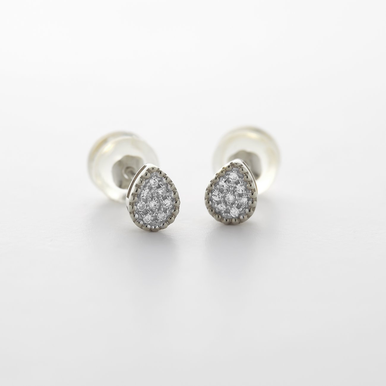 Ein Paar Ohrstecker von CHRIST aus Weißgold in Tropfenform mit funkelnden Diamanten, von vorne aufgenommen.