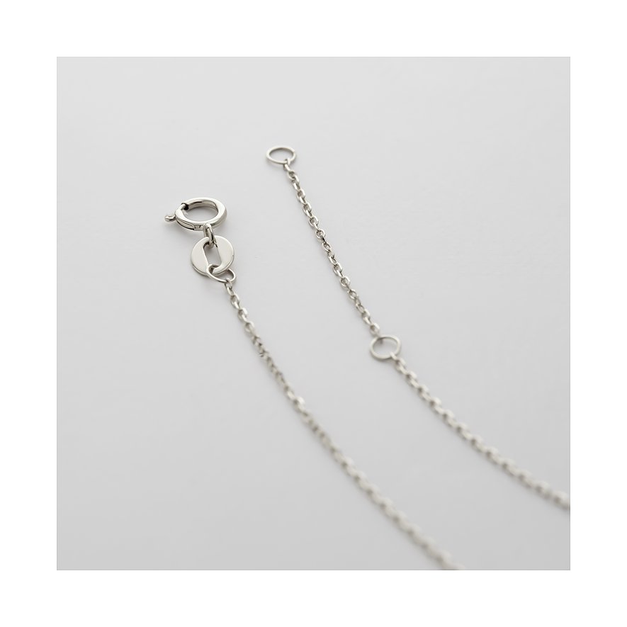 Närbild av låset och förlängningskedjan på ett halsband i vitguld från CHRIST.