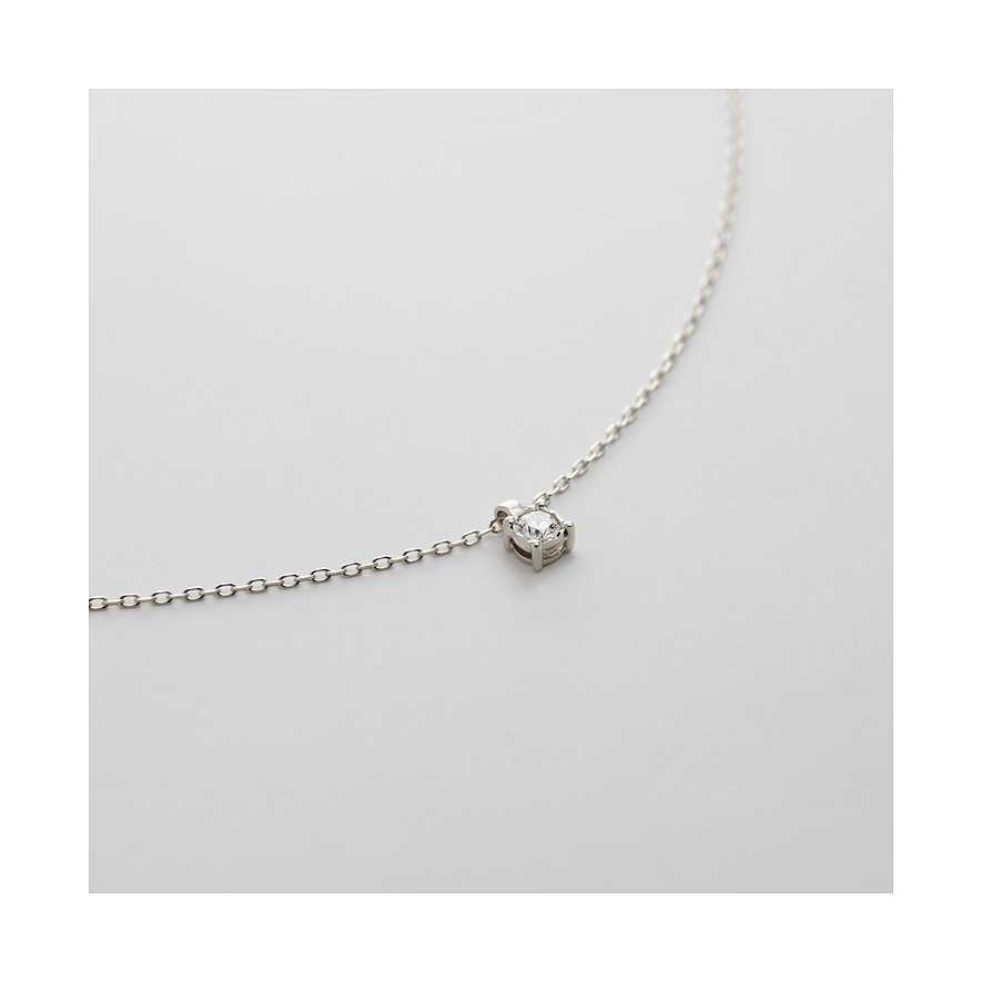 CHRIST halsband i 585 vitguld med ett centrerat hängande, runt diamant hänge.