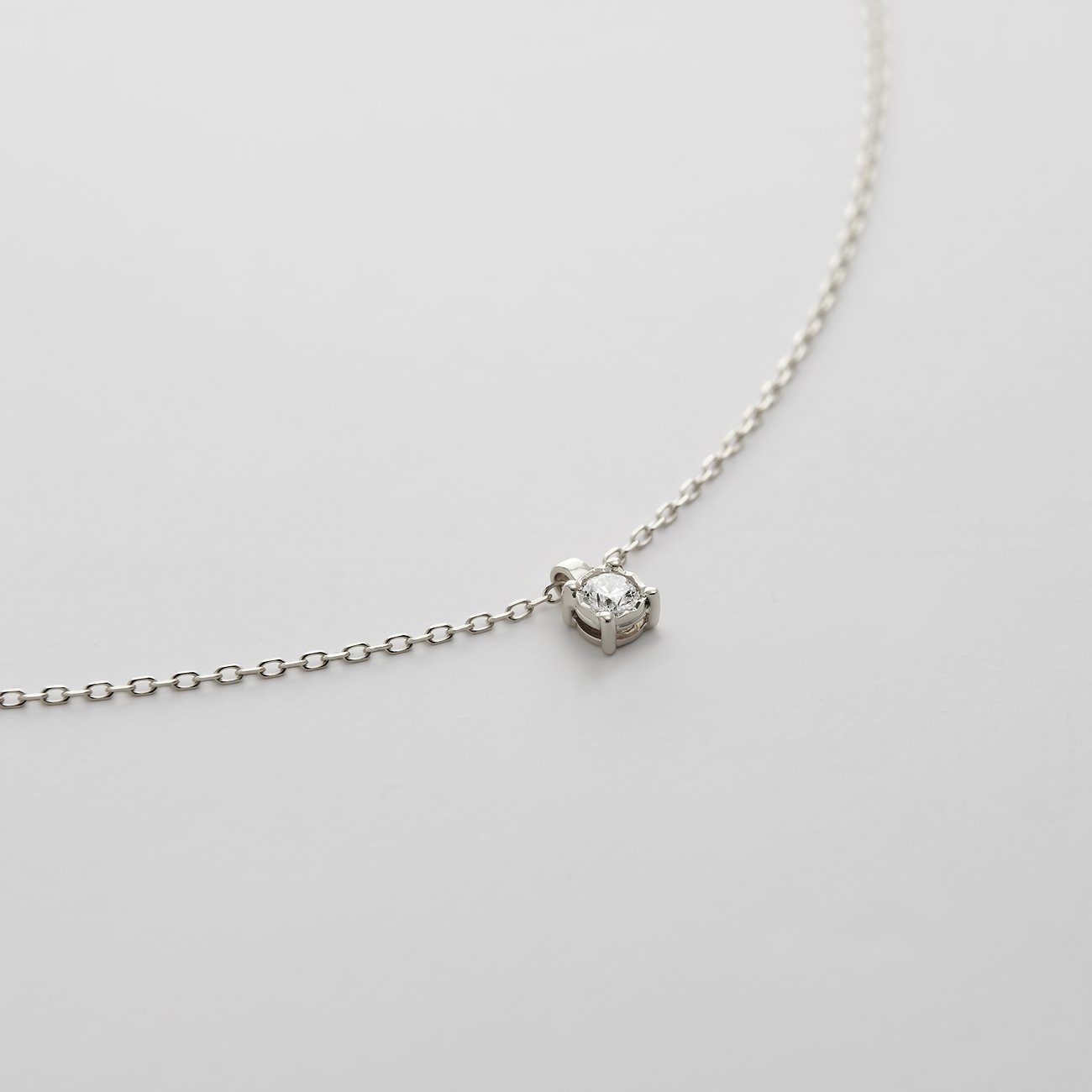 CHRIST halsband i 585 vitguld med ett centrerat hängande, runt diamant hänge.