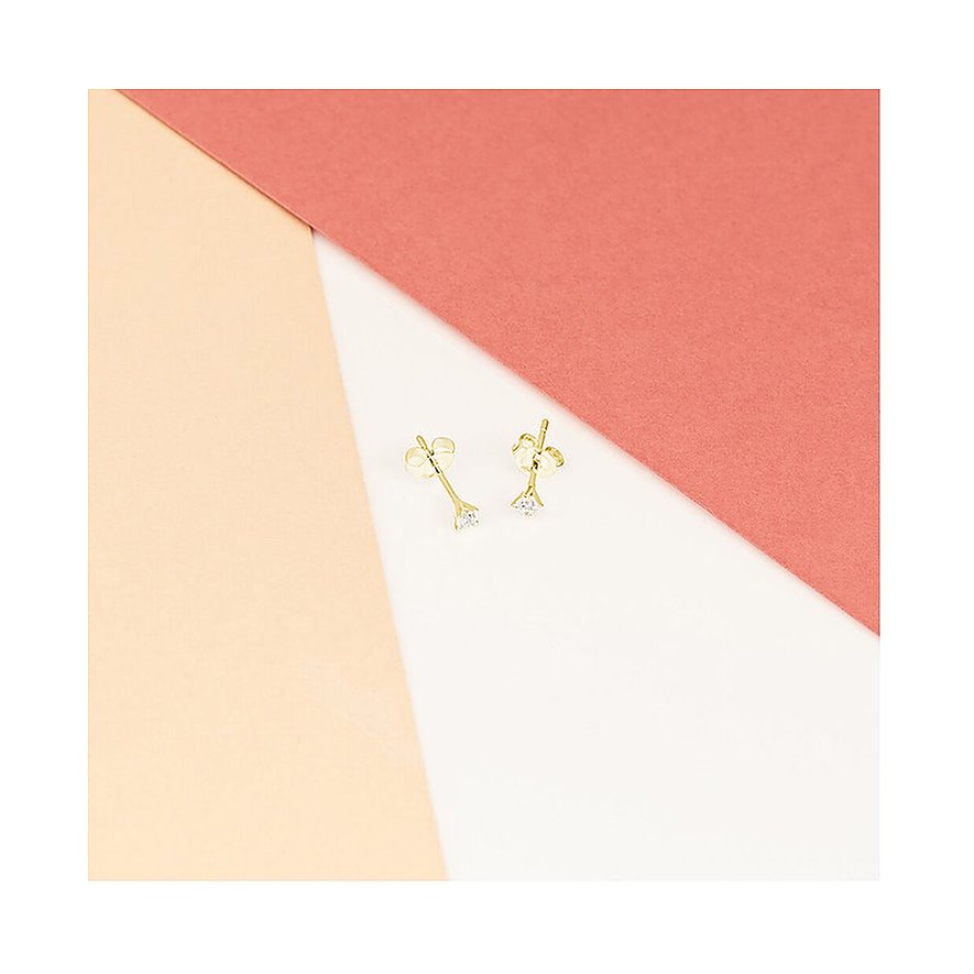 CHRIST Ohrstecker aus 585er Gelbgold mit funkelnden Diamanten auf weißem, korallfarbenem und beigem Untergrund.