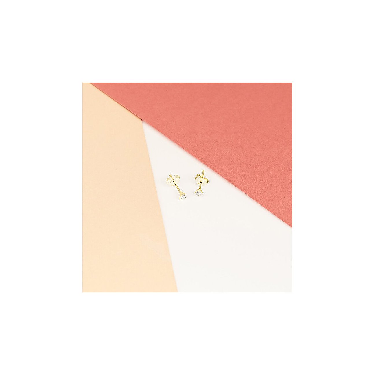 CHRIST Ohrstecker aus 585er Gelbgold mit funkelnden Diamanten auf weißem, korallfarbenem und beigem Untergrund.