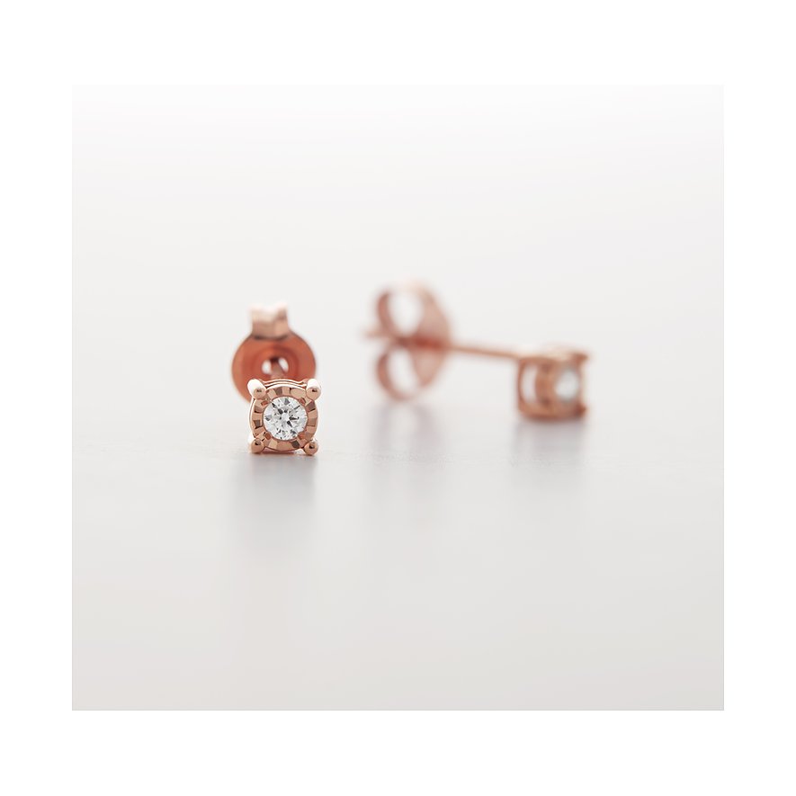 Ein funkelnder Ohrstecker von CHRIST aus 375 Roségold mit einem einzelnen Diamanten in Nahaufnahme.