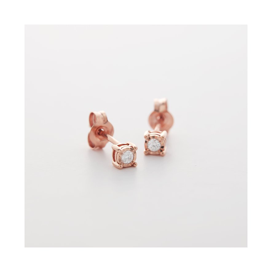 CHRIST Ohrstecker aus 375 Roségold mit funkelnden Diamanten, scharf im Vordergrund. Der Verschluss ist leicht erkennbar.