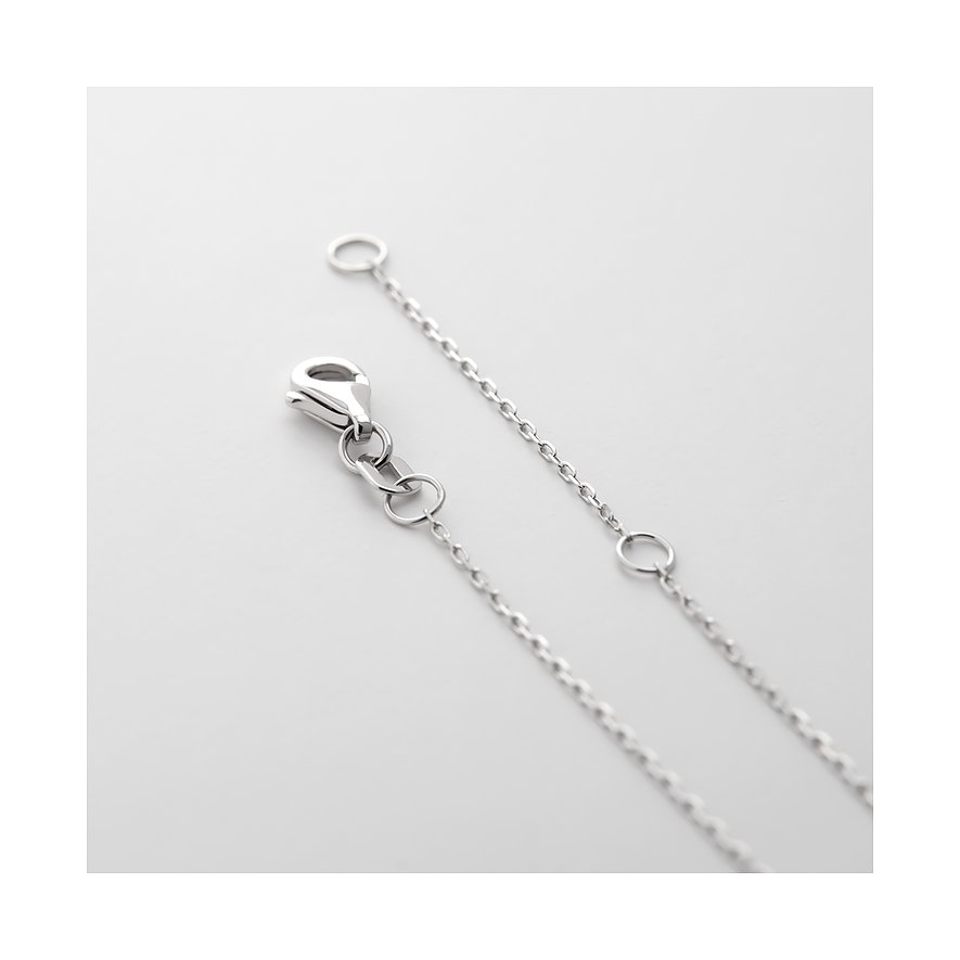 Nahaufnahme der Schließe einer CHRIST Halskette aus 585 Weißgold. Der Verschluss ist ein Karabiner.