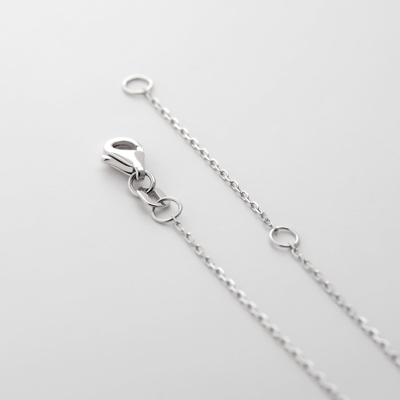 Nahaufnahme der Schließe einer CHRIST Halskette aus 585 Weißgold. Der Verschluss ist ein Karabiner.