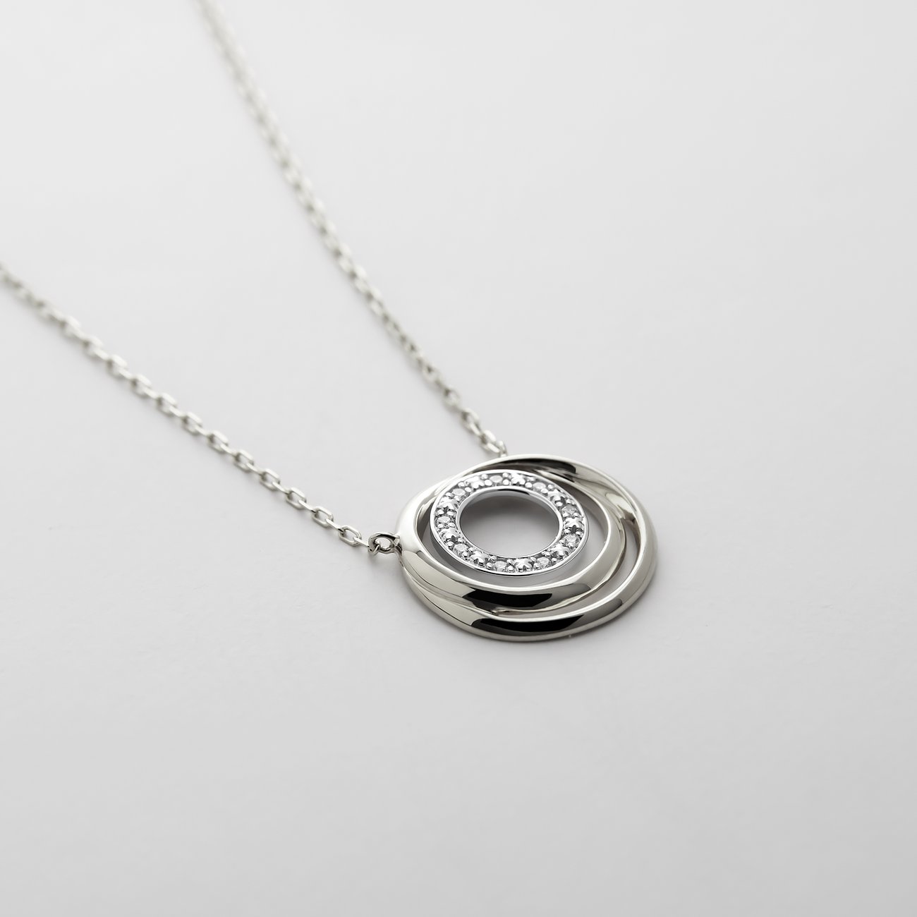 CHRIST 585 Weißgold-Halskette mit konzentrischen Ringen, der innere Kreis ist mit Diamanten besetzt.