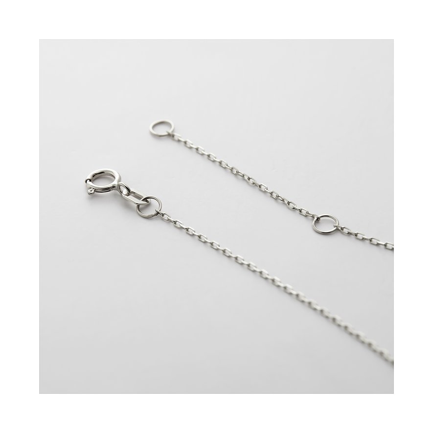 Nahaufnahme der Karabinerverschluss- und Verlängerungskette des CHRIST Weißgold-Halsschmucks.