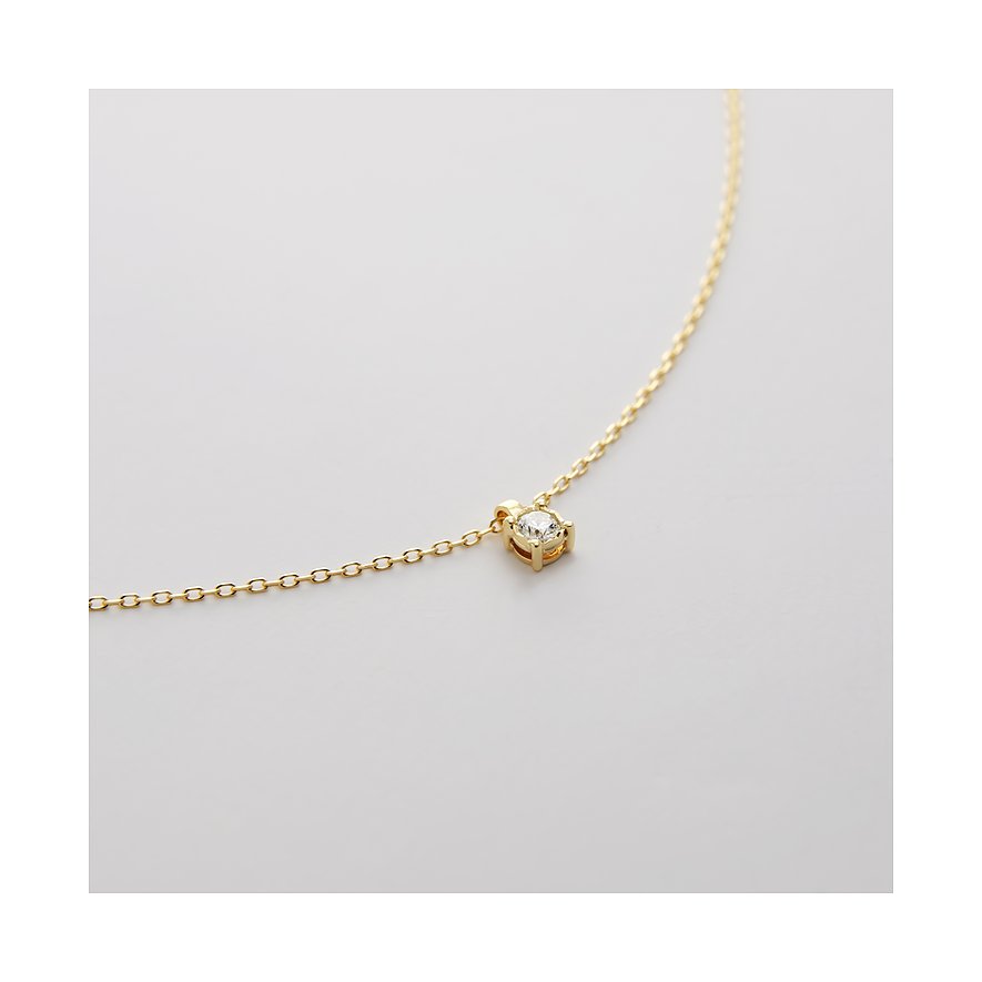 CHRIST Halsschmuck aus Gelbgold: Eine zarte Gelbgoldkette mit einem funkelnden Diamant-Anhänger in vier Krappen.