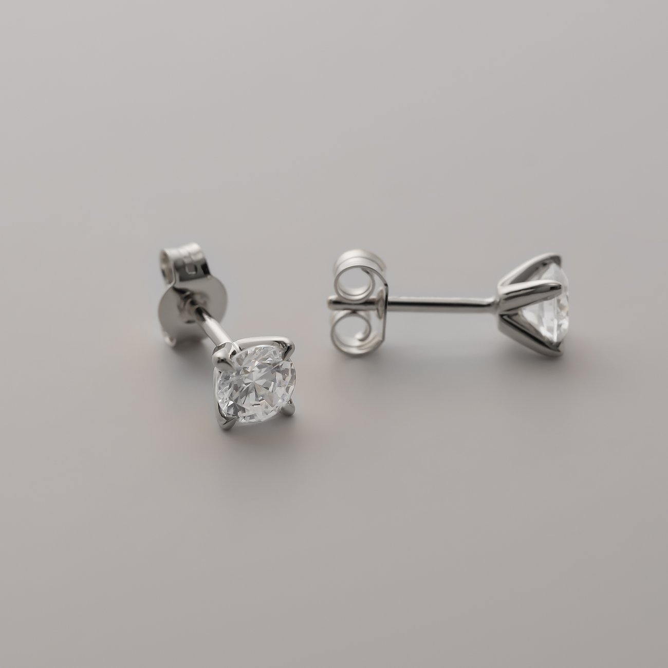 CHRIST Ohrstecker aus 585 Weißgold mit Diamanten, von schräg oben links gesehen.