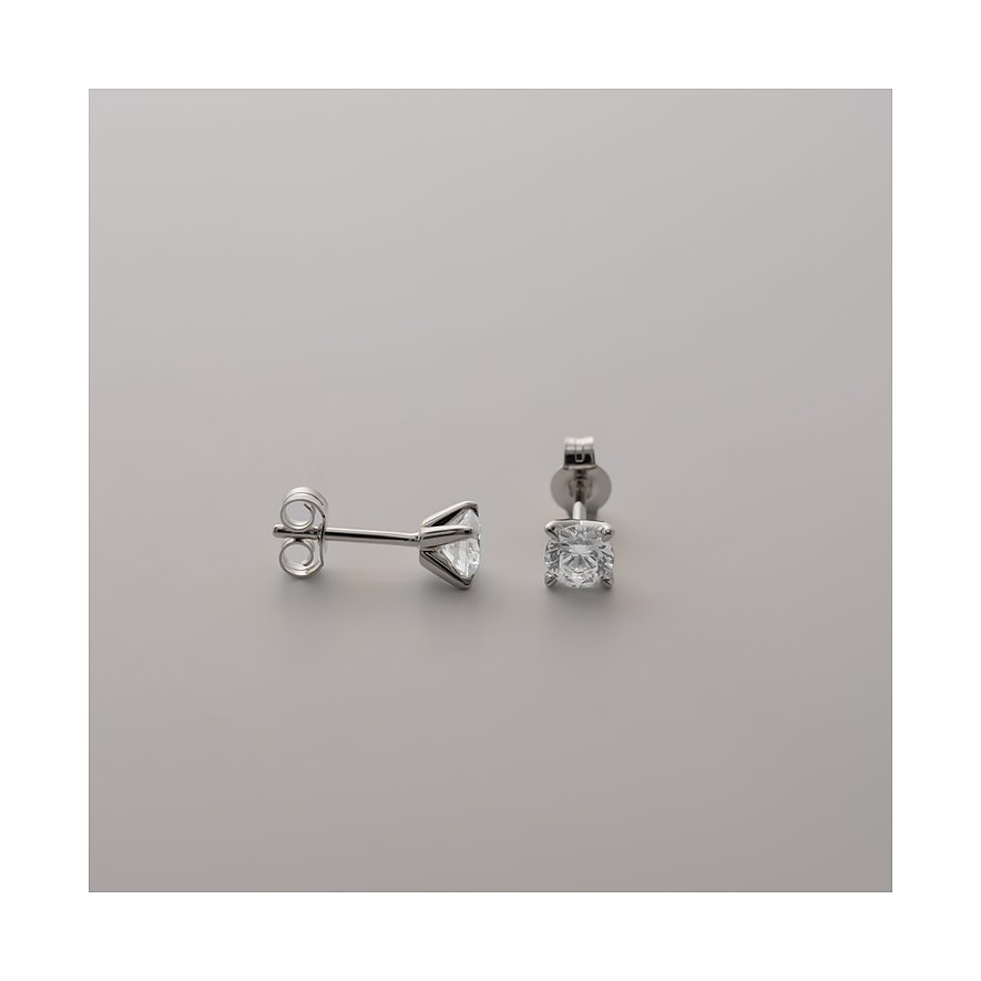 CHRIST Ohrstecker aus 585er Weißgold, einzeln liegend mit Blick auf einen einzelnen Diamanten.