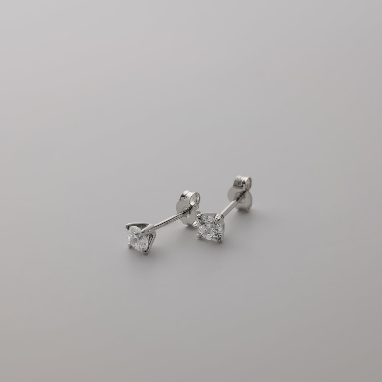CHRIST Ohrstecker aus 585 Weißgold mit funkelnden Diamanten, schräg von oben fotografiert.