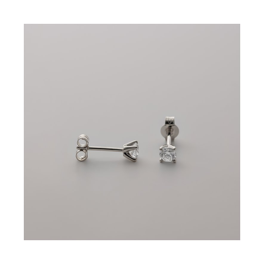 CHRIST Ohrstecker aus 585 Weißgold mit funkelnden Diamanten, der eine liegt, der andere steht.