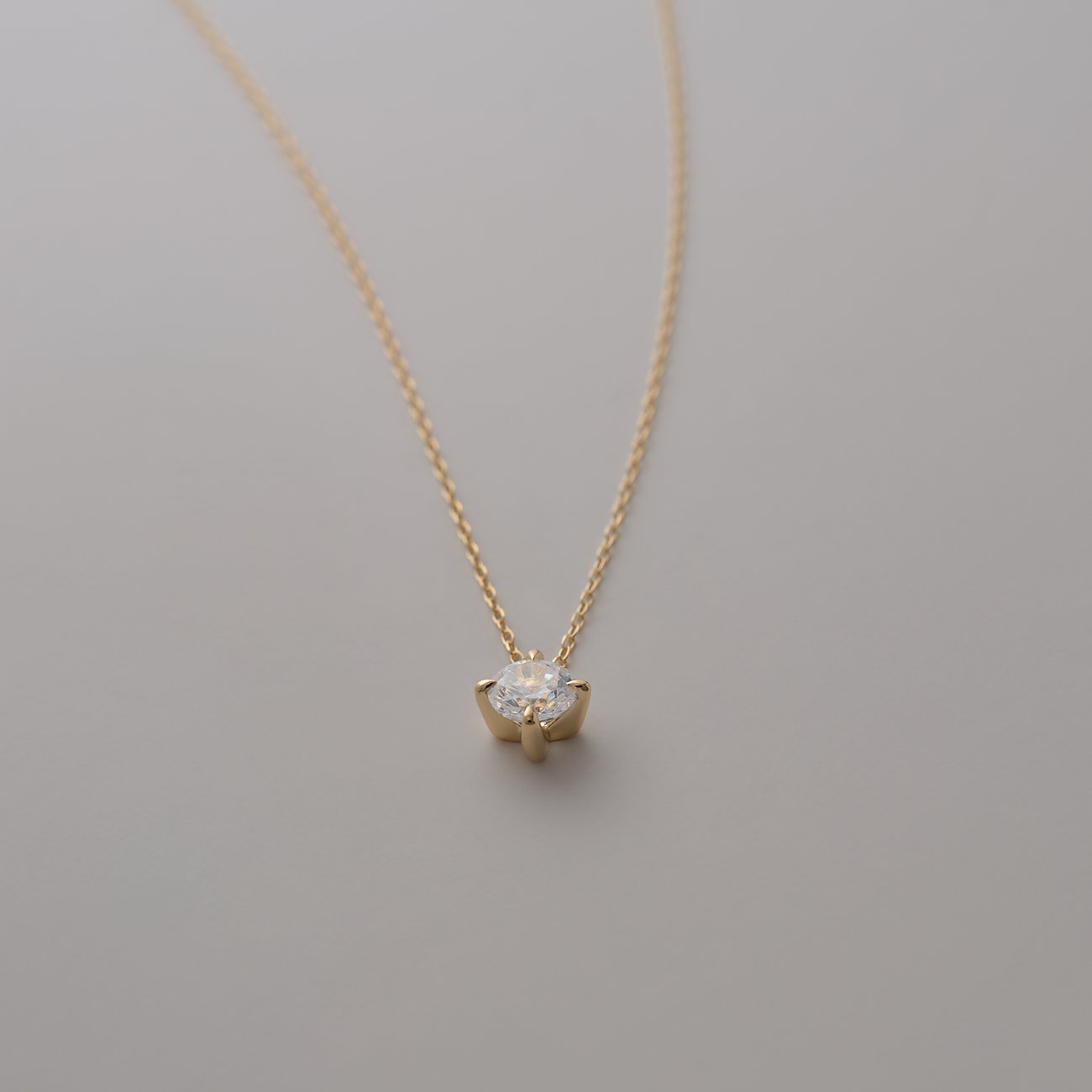 CHRIST Halsschmuck aus 585er Gelbgold mit einem runden Diamanten in einer Krappenfassung.