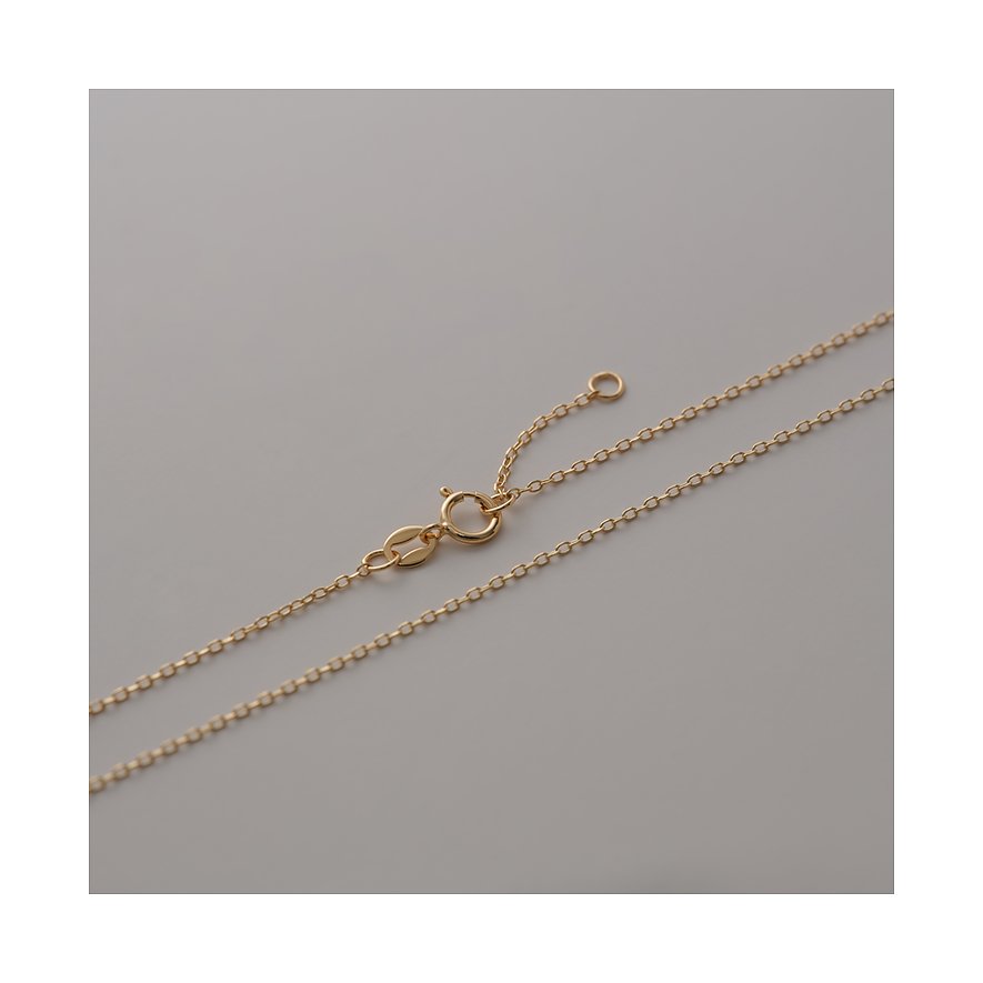 Nahaufnahme des Verschlusses und des goldfarbenen Kettendesigns der CHRIST Halskette aus 585er Gelbgold.