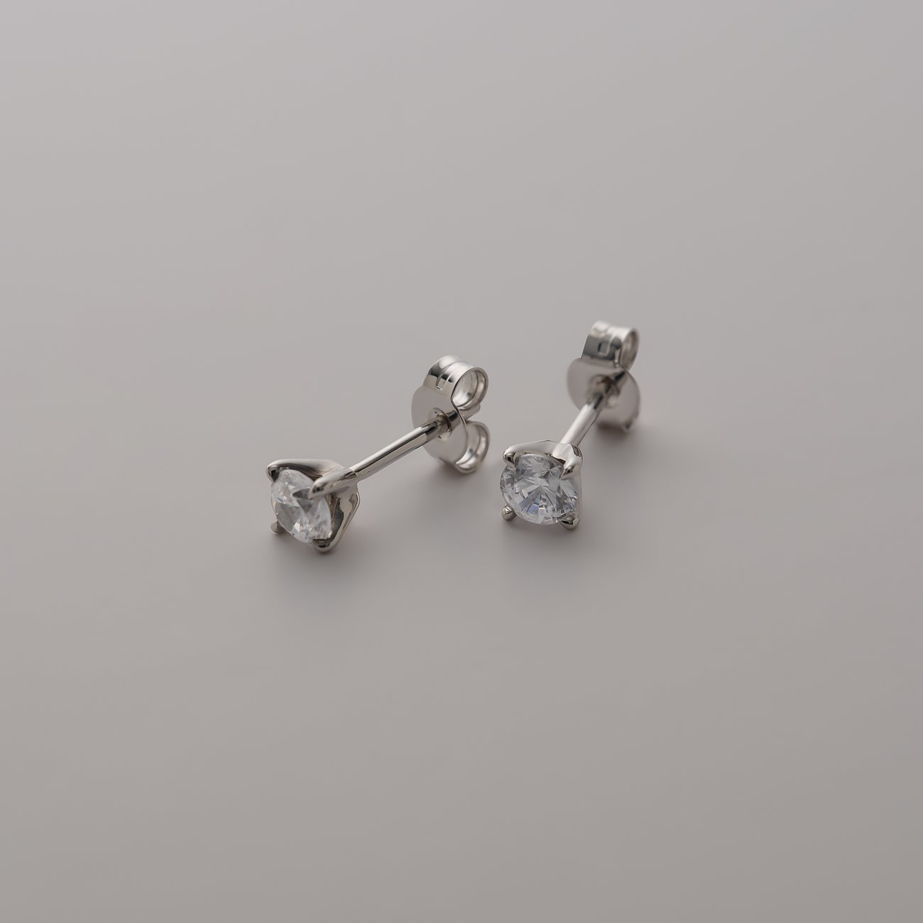 CHRIST Ohrschmuck: Ein Paar 585 Gelbgold Ohrstecker mit jeweils einem runden, funkelnden Diamanten.