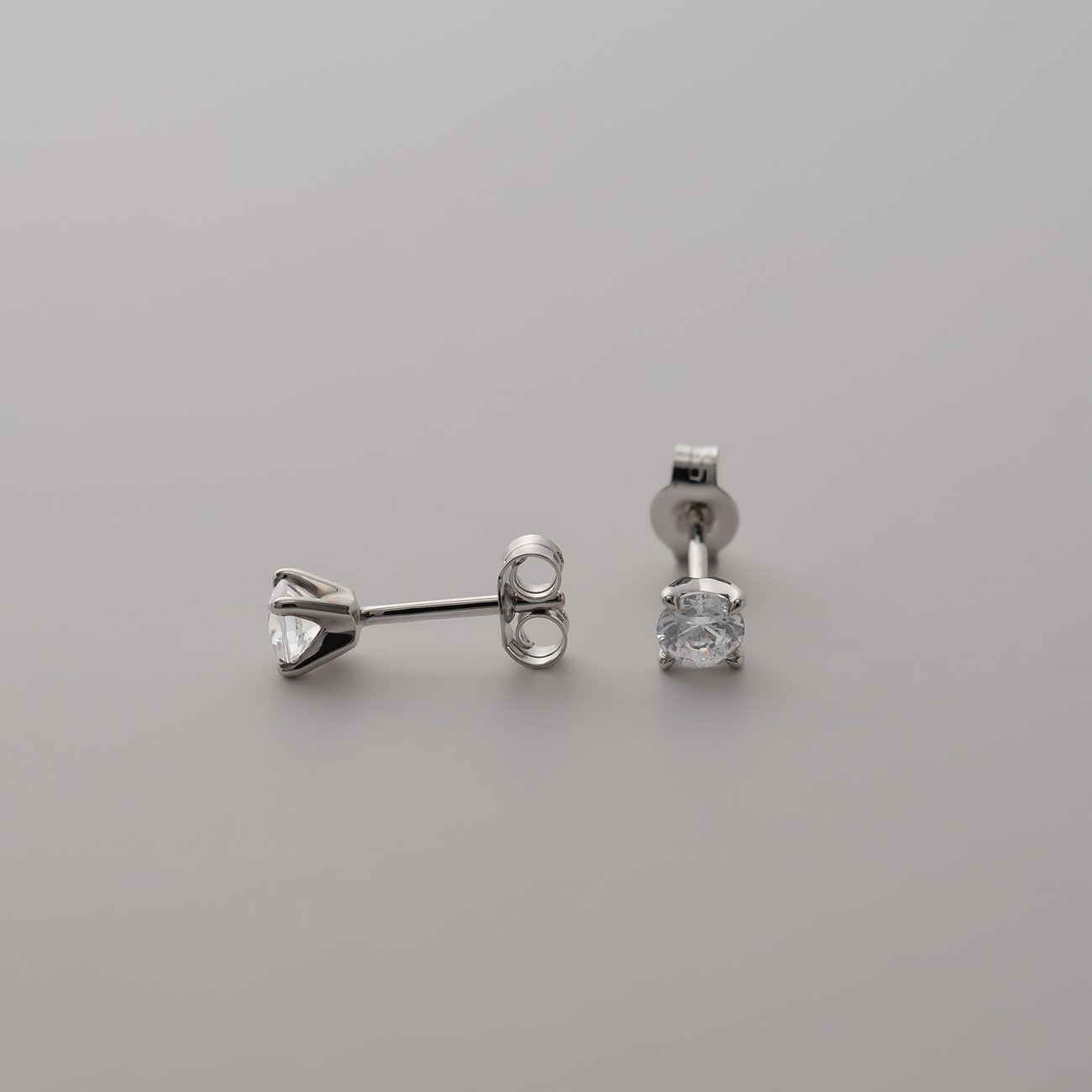 CHRIST Ohrstecker aus Gelbgold 585 mit Diamanten in einer Krallenfassung, von vorne gesehen.