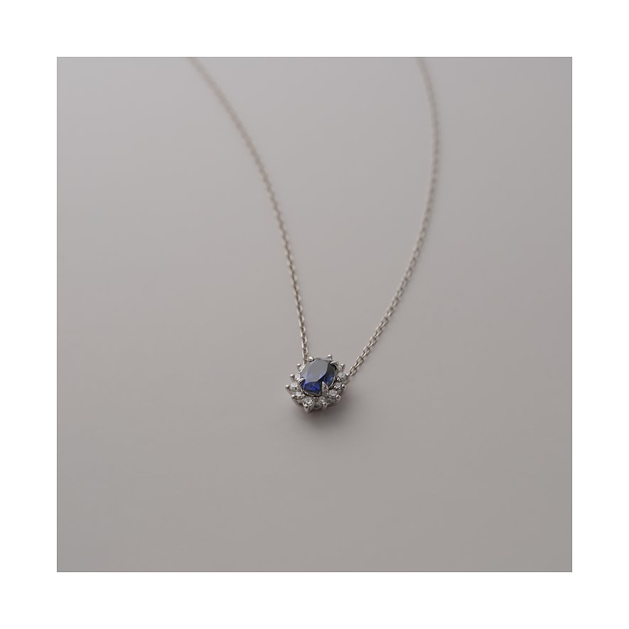 Collier CHRIST en or blanc 585 avec saphir ovale comme pierre de couleur, entouré de pierres taillées.
