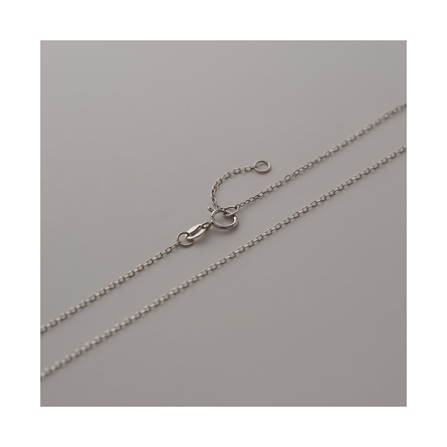 Gros plan sur le collier en or blanc CHRIST, alliage 585, avec son mécanisme de fermoir.