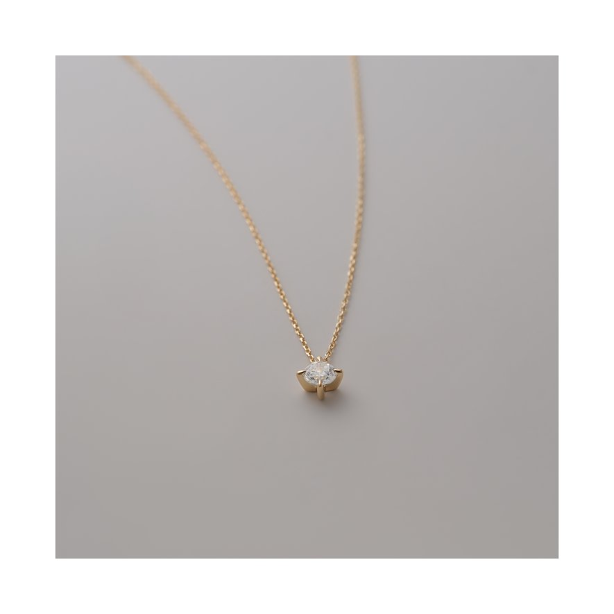 Collier CHRIST en or jaune 585 avec un diamant rond serti à griffes.