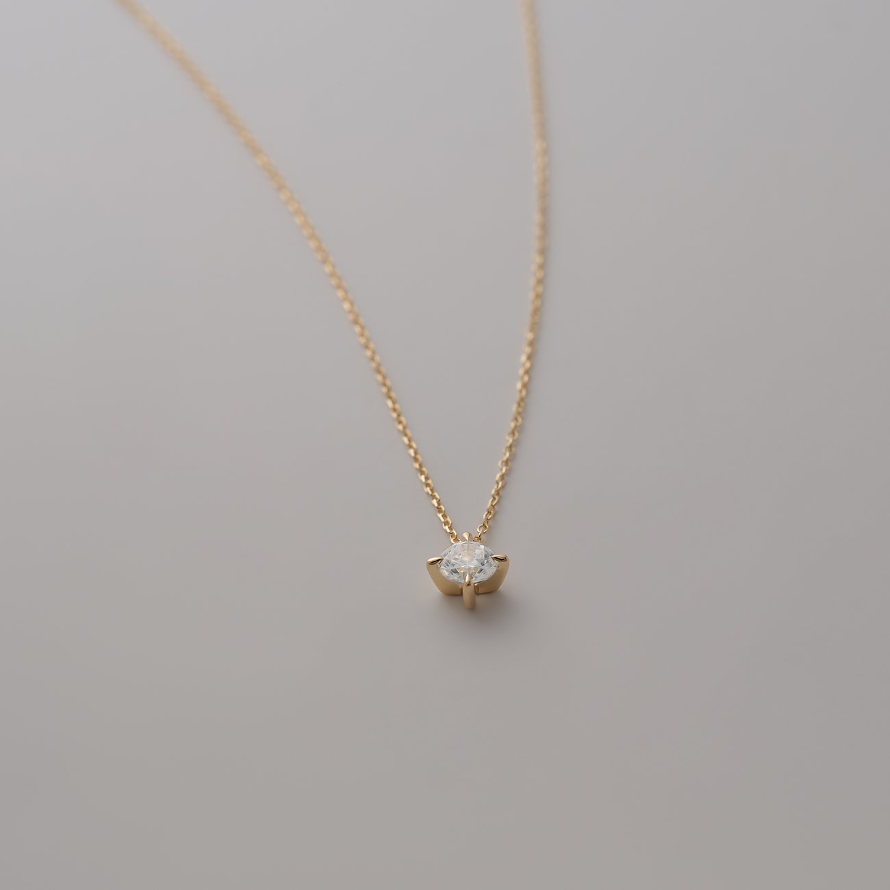 Collier CHRIST en or jaune 585 avec un diamant rond serti à griffes.