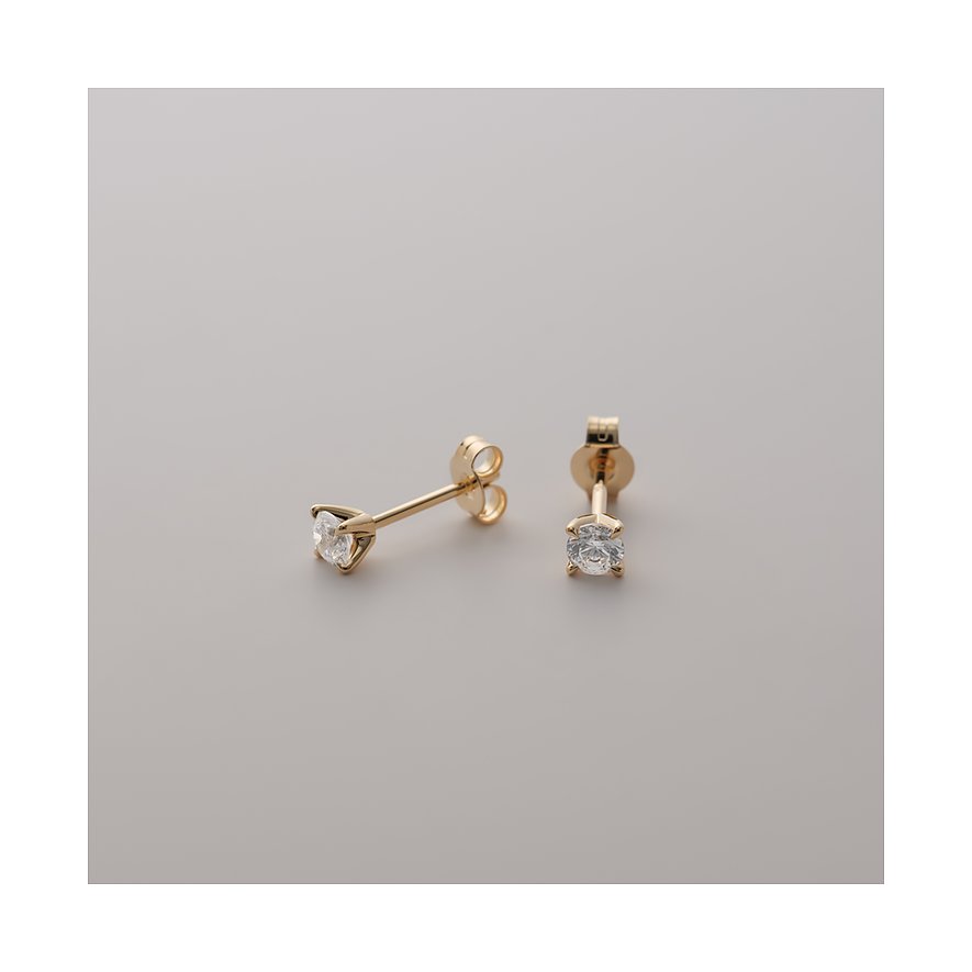 Ein Paar CHRIST Ohrstecker aus 585er Gelbgold mit funkelnden Diamanten, schräg von oben aufgenommen.
