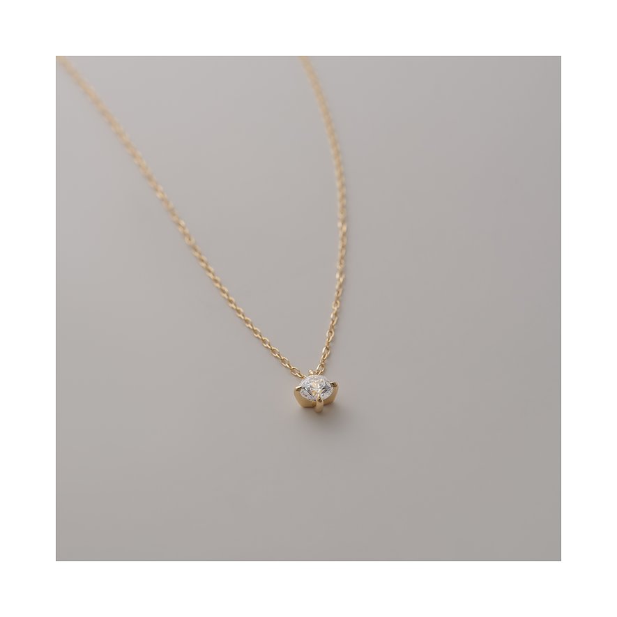 Nahaufnahme einer CHRIST Halskette aus 585er Gelbgold mit einem funkelnden runden Diamanten in einer Krappenfassung.