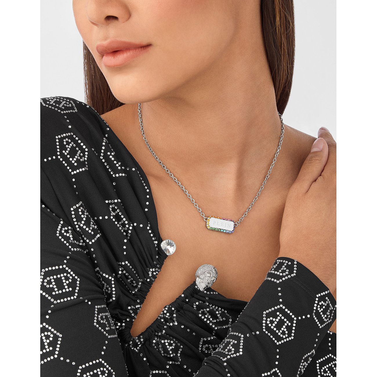 Philipp Plein Halsschmuck aus recyceltem Edelstahl mit bunten Steinen.