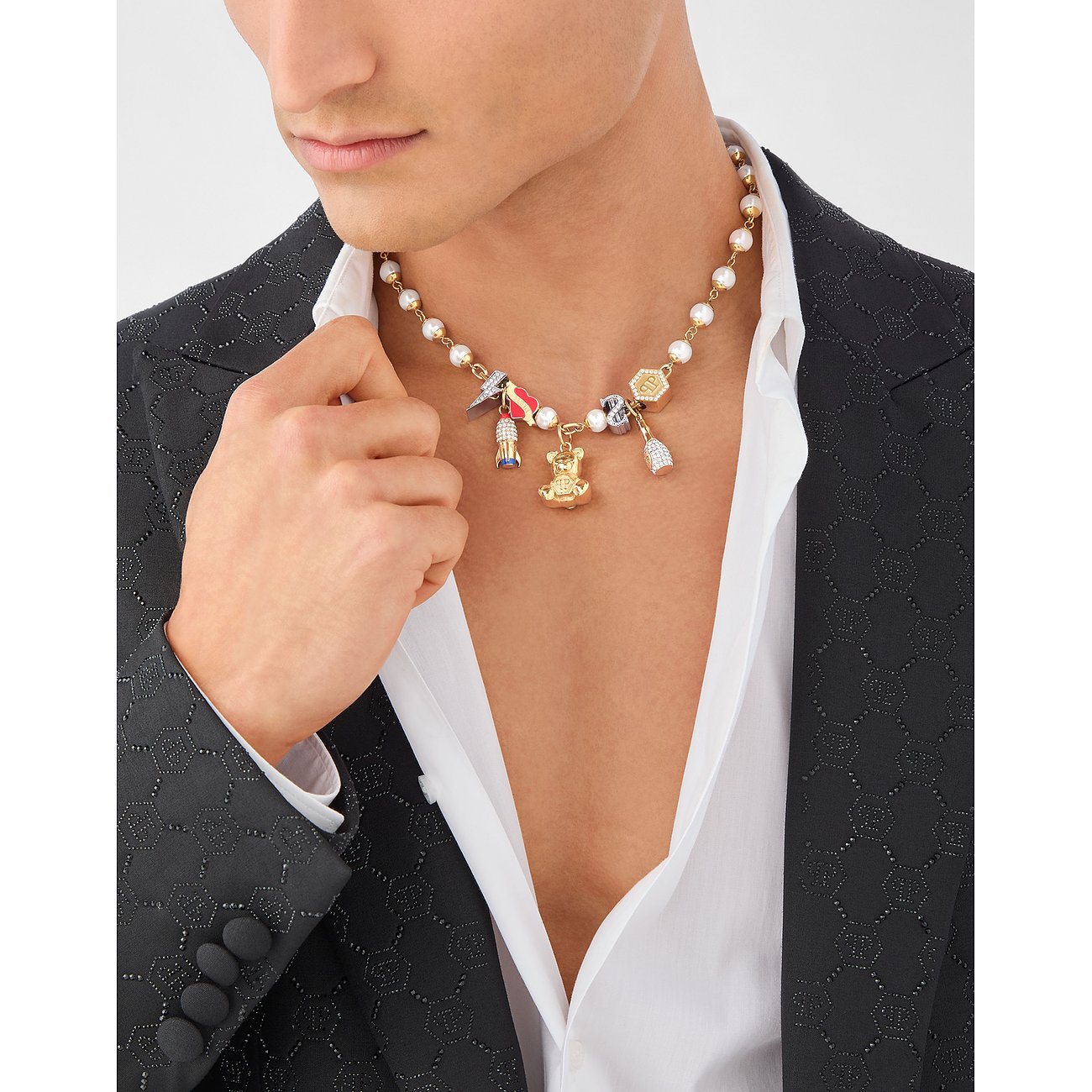 Philipp Plein halsband i rostfritt stål med hängen och vita stenar.