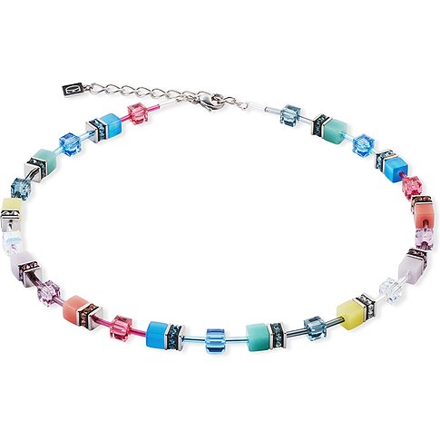 Coeur de Lion Halsschmuck aus Edelstahl mit bunten Würfelsteinen und Kristall-Akzenten.