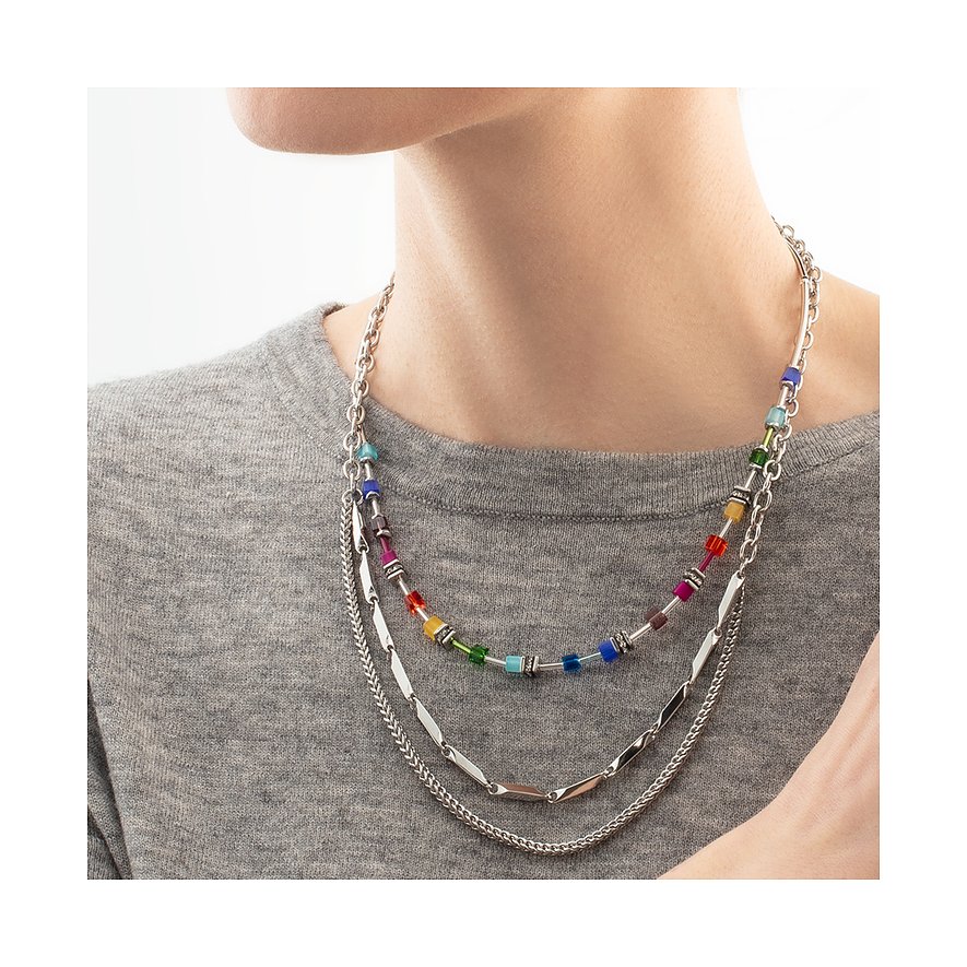 Coeur de Lion Halsschmuck aus Edelstahl mit bunten Steinen und silberfarbenen Elementen.