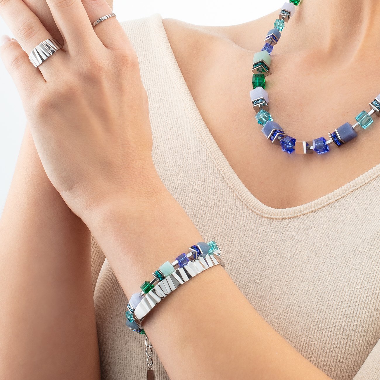 Coeur de Lion Armband aus Edelstahl mit bunten Kristallen und Rillenmuster.