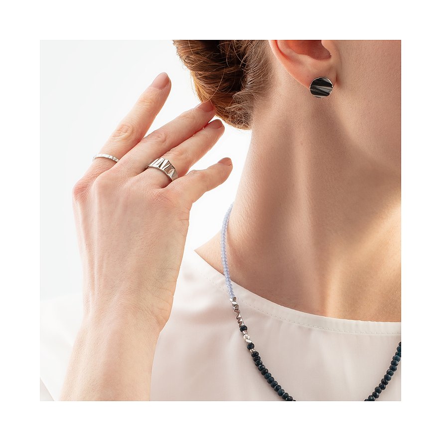 Coeur de Lion Ohrstecker aus Edelstahl mit schwarzem, gestreiftem Muster.