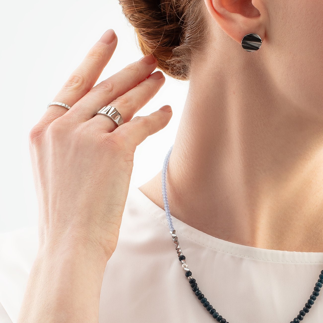 Coeur de Lion Ohrstecker aus Edelstahl mit schwarzem, gestreiftem Muster.