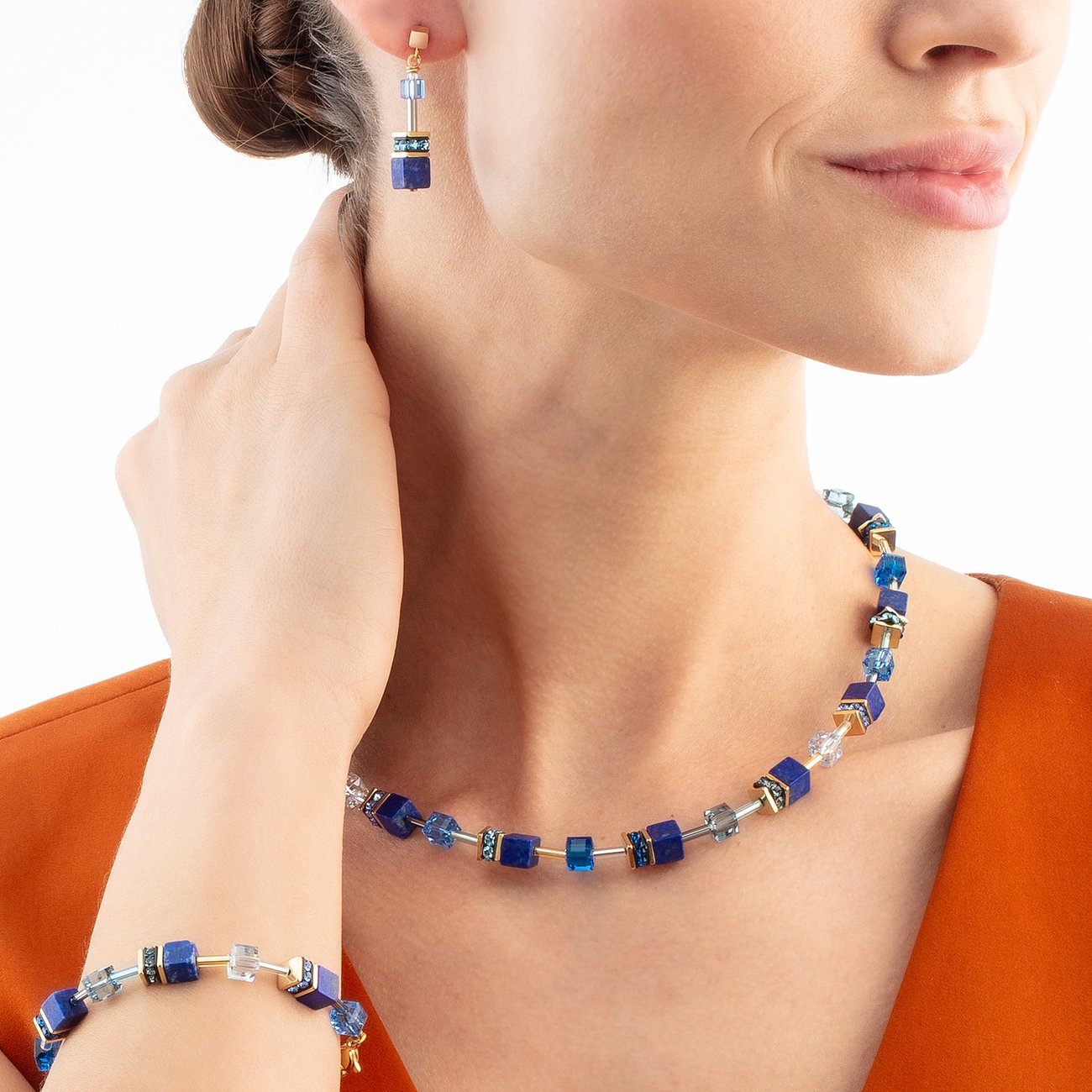 Coeur de Lion Halsschmuck aus Edelstahl mit Lapislazuli und Kristallsteinen.