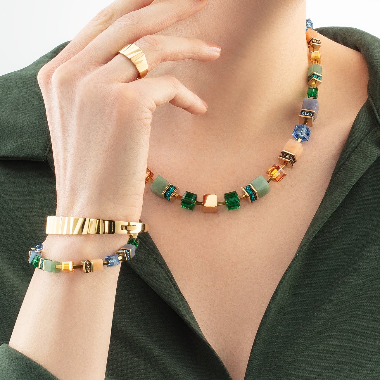 Bracelet Coeur de Lion en acier inoxydable avec pierres colorées et éléments dorés.