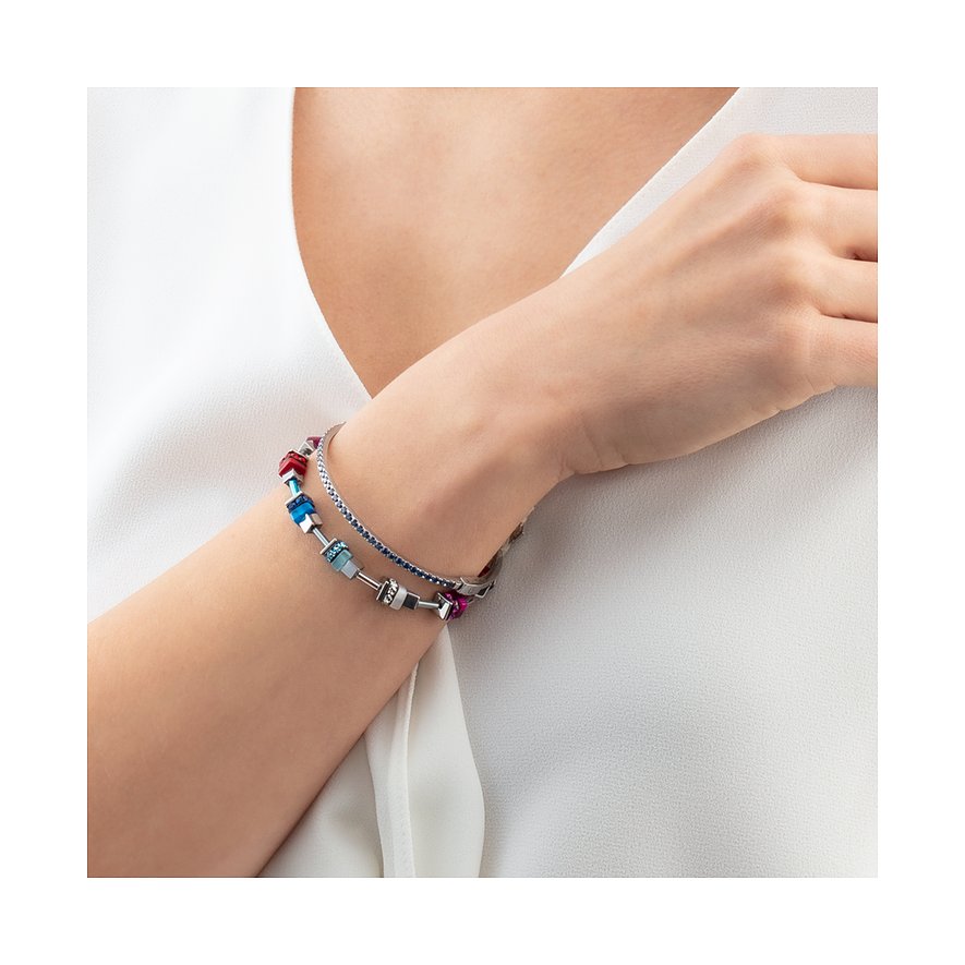 Coeur de Lion armband i rostfritt stål med färgglada kuber och blå stenar.