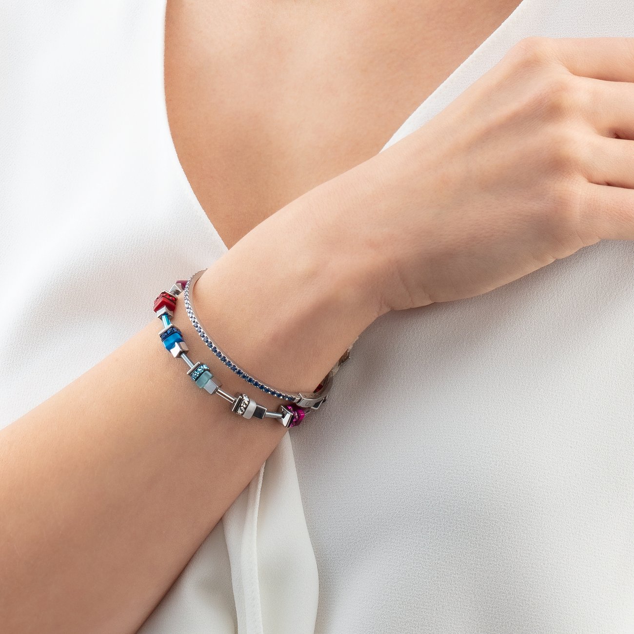 Coeur de Lion armband i rostfritt stål med färgglada kuber och blå stenar.