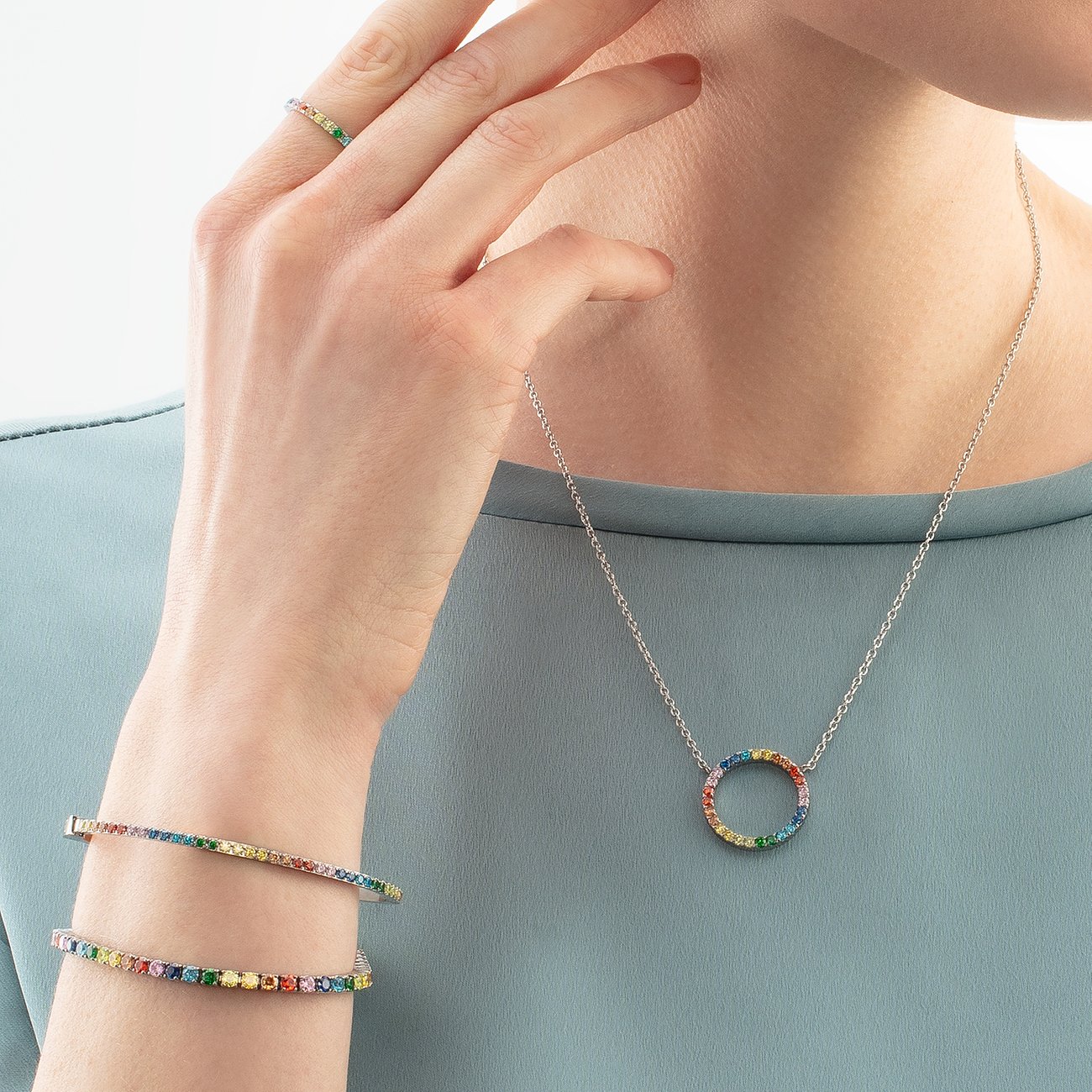 Coeur de Lion Armband aus Edelstahl mit bunten Steinen.