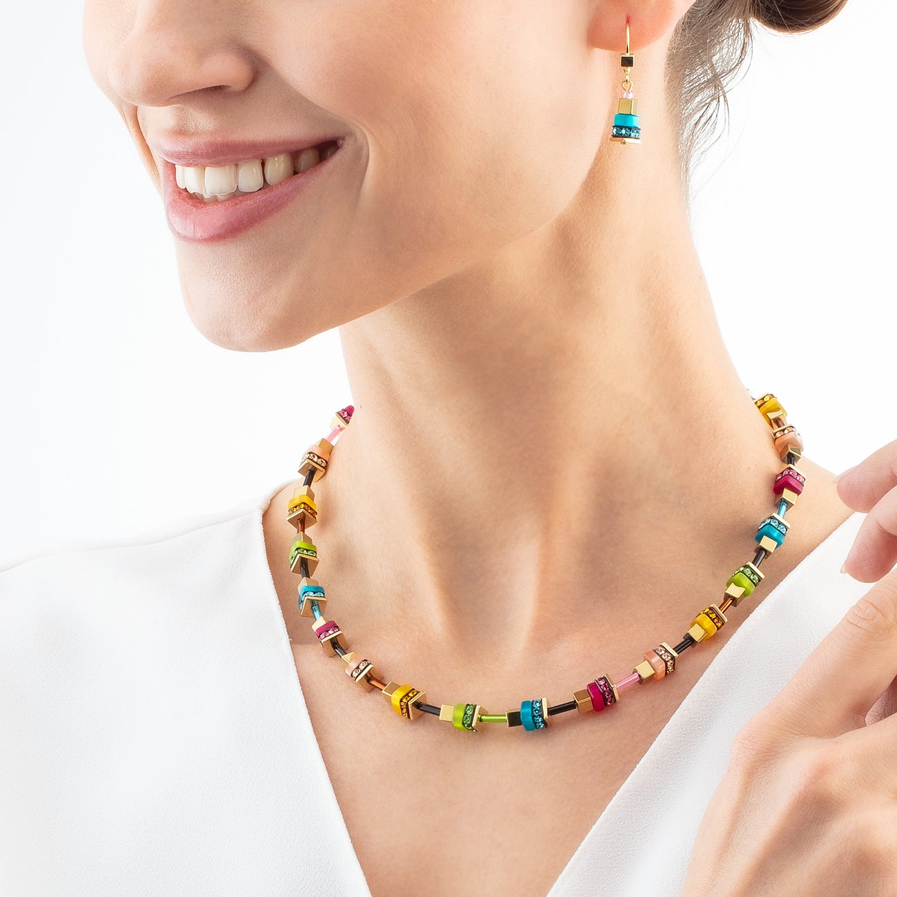Collier Coeur de Lion en acier inoxydable avec pierres colorées.