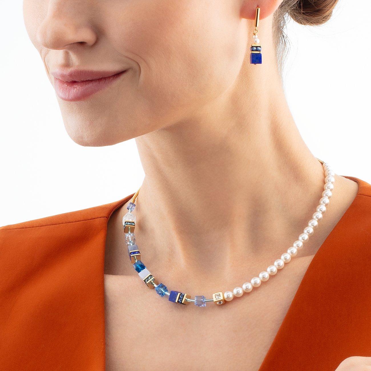 Coeur de Lion Halsschmuck aus Edelstahl mit Lapislazuli und Perlen.