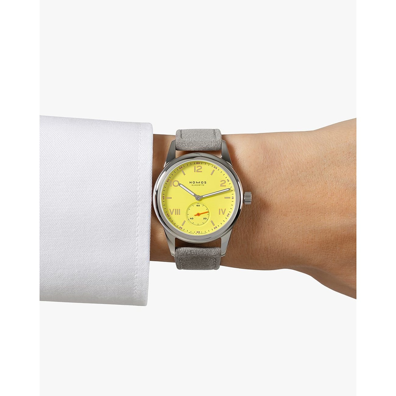 Nomos Glashütte Damenuhr mit Edelstahlgehäuse, gelbem Zifferblatt und grauem Armband.