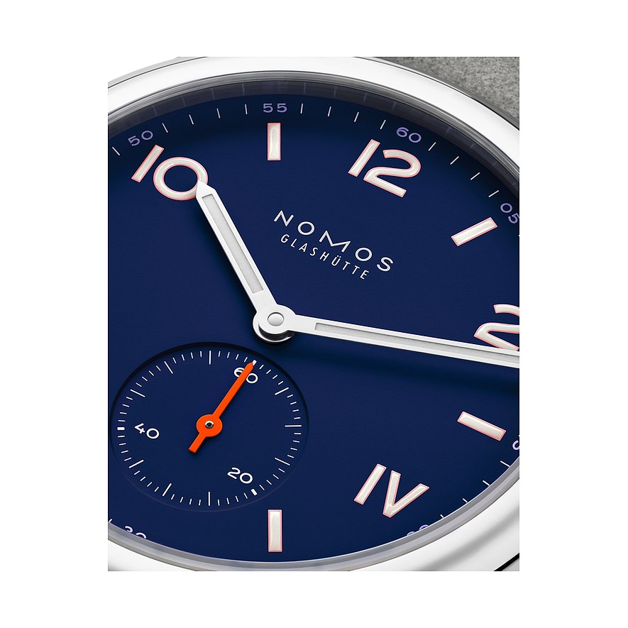 Nomos Glashütte Damenuhr mit Edelstahlgehäuse, blauem Zifferblatt und kleiner Sekunde.